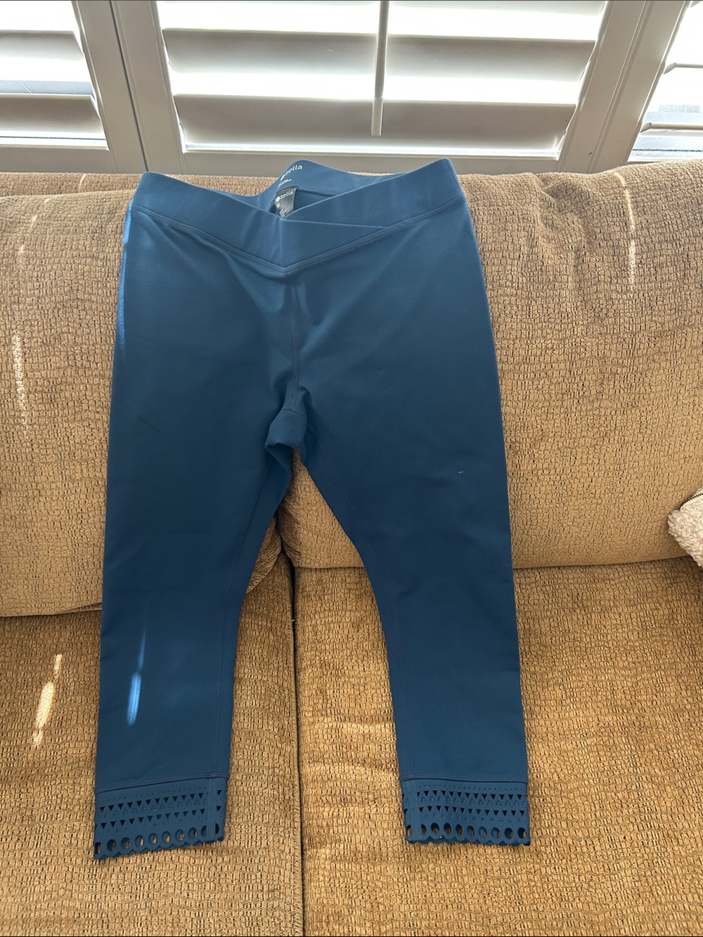 Zella Blue Active 3/4 Leggings with Eyelet Hem
